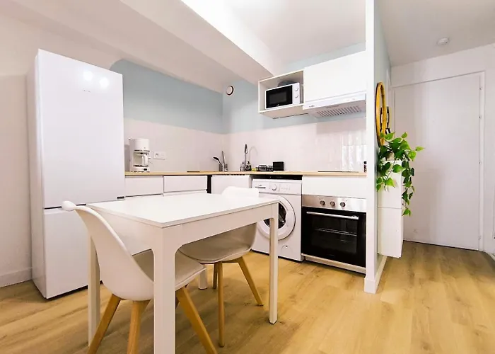 Large Bright * Poitiers